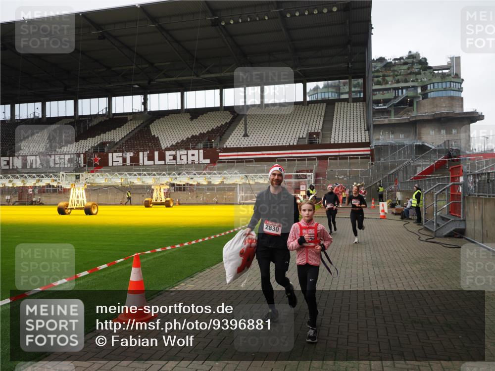 07.12.2025 - St. Pauli X-Mass-Run No. 15 Fabian Wolf http://msf.ph/oto/9396881 07.12.2025 10:41:52 Ziel 141, 279, 322, 1266, 2288, 2563, 2829, 2831 meine-sportfotos.de