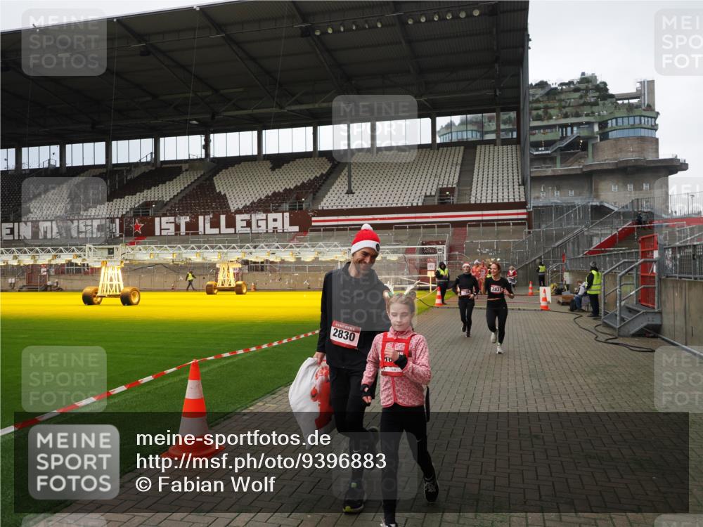 07.12.2025 - St. Pauli X-Mass-Run No. 15 Fabian Wolf http://msf.ph/oto/9396883 07.12.2025 10:41:53 Ziel 141, 279, 322, 1266, 1675, 2563, 2829, 2831 meine-sportfotos.de