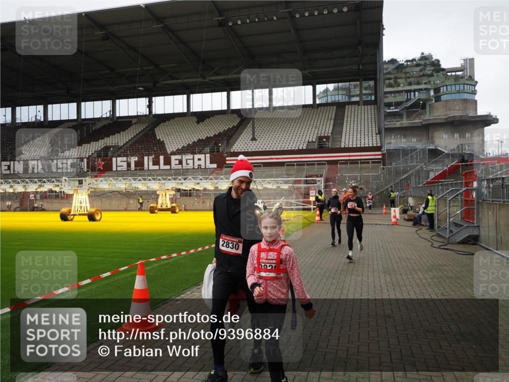 07.12.2025 - St. Pauli X-Mass-Run No. 15 Fabian Wolf http://msf.ph/oto/9396884 07.12.2025 10:41:53 Ziel 141, 279, 322, 1266, 1675, 2563, 2829, 2831 meine-sportfotos.de