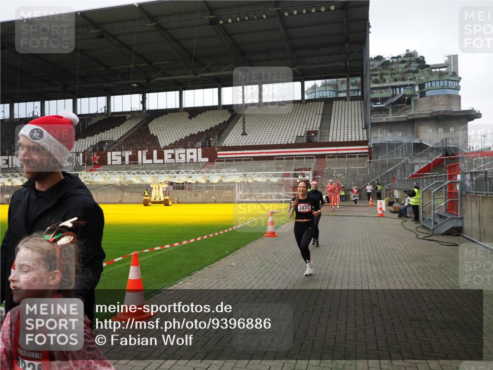 07.12.2025 - St. Pauli X-Mass-Run No. 15 Fabian Wolf http://msf.ph/oto/9396886 07.12.2025 10:41:54 Ziel 141, 279, 322, 1266, 1675, 2563, 2829, 2831 meine-sportfotos.de