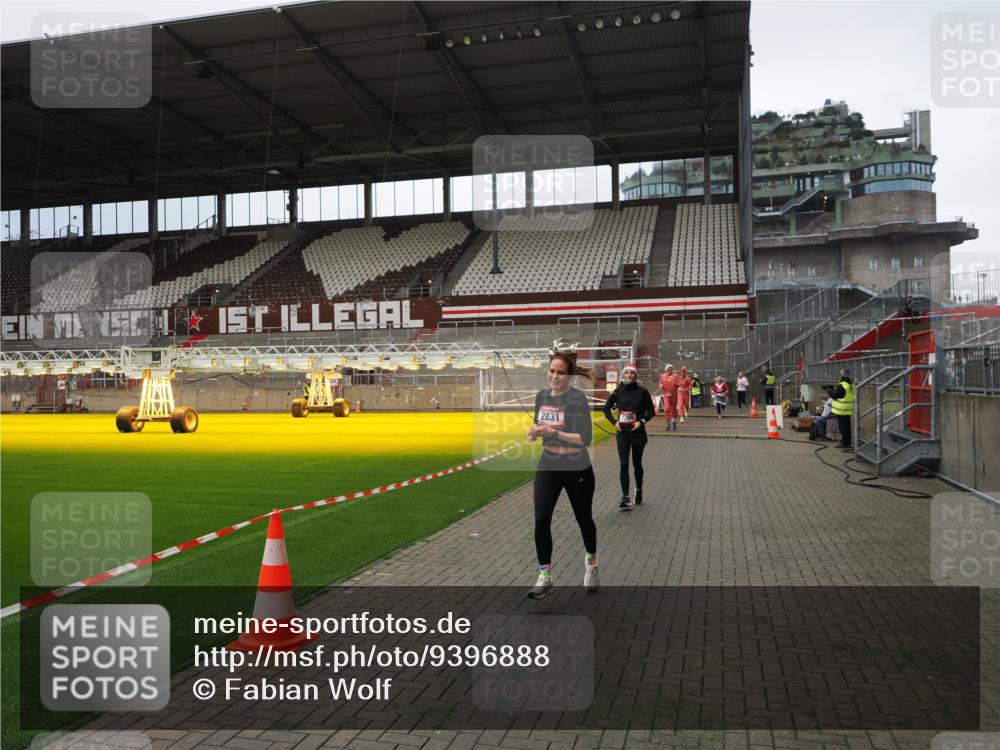 07.12.2025 - St. Pauli X-Mass-Run No. 15 Fabian Wolf http://msf.ph/oto/9396888 07.12.2025 10:41:54 Ziel 141, 279, 322, 1266, 1675, 2563, 2829, 2831 meine-sportfotos.de