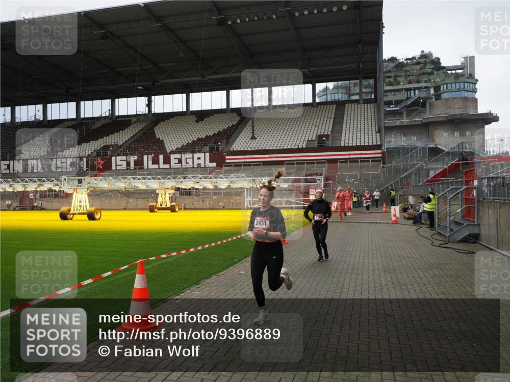 07.12.2025 - St. Pauli X-Mass-Run No. 15 Fabian Wolf http://msf.ph/oto/9396889 07.12.2025 10:41:55 Ziel 141, 322, 1266, 1675, 1676, 2563, 2829, 2831 meine-sportfotos.de
