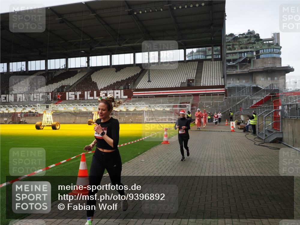 07.12.2025 - St. Pauli X-Mass-Run No. 15 Fabian Wolf http://msf.ph/oto/9396892 07.12.2025 10:41:55 Ziel 141, 322, 1266, 1675, 1676, 2563, 2829, 2831 meine-sportfotos.de
