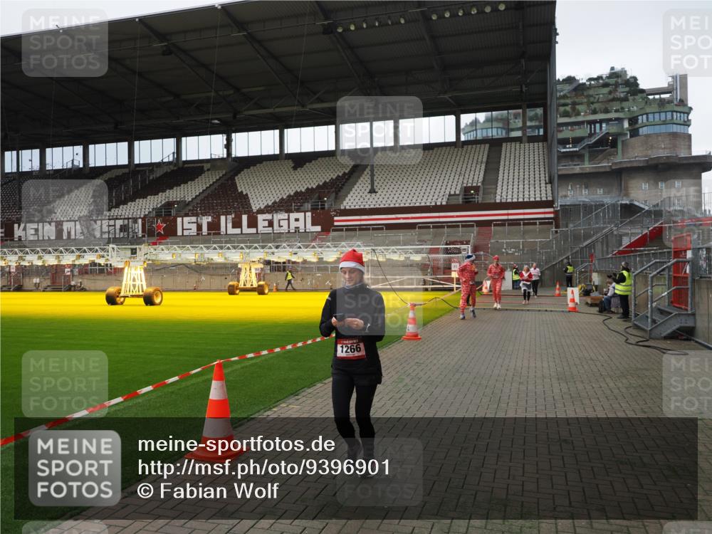 07.12.2025 - St. Pauli X-Mass-Run No. 15 Fabian Wolf http://msf.ph/oto/9396901 07.12.2025 10:41:57 Ziel 141, 322, 1266, 1674, 1675, 1676, 2563, 2829, 2831 meine-sportfotos.de