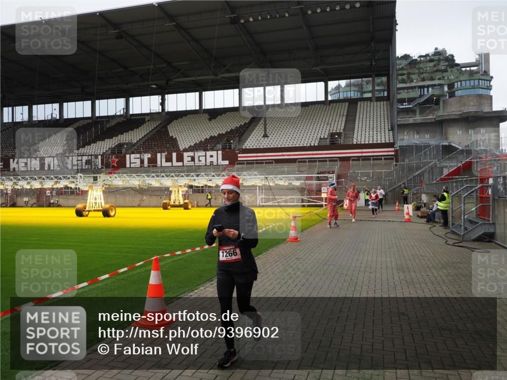 07.12.2025 - St. Pauli X-Mass-Run No. 15 Fabian Wolf http://msf.ph/oto/9396902 07.12.2025 10:41:57 Ziel 141, 322, 1266, 1674, 1675, 1676, 2563, 2829, 2831 meine-sportfotos.de
