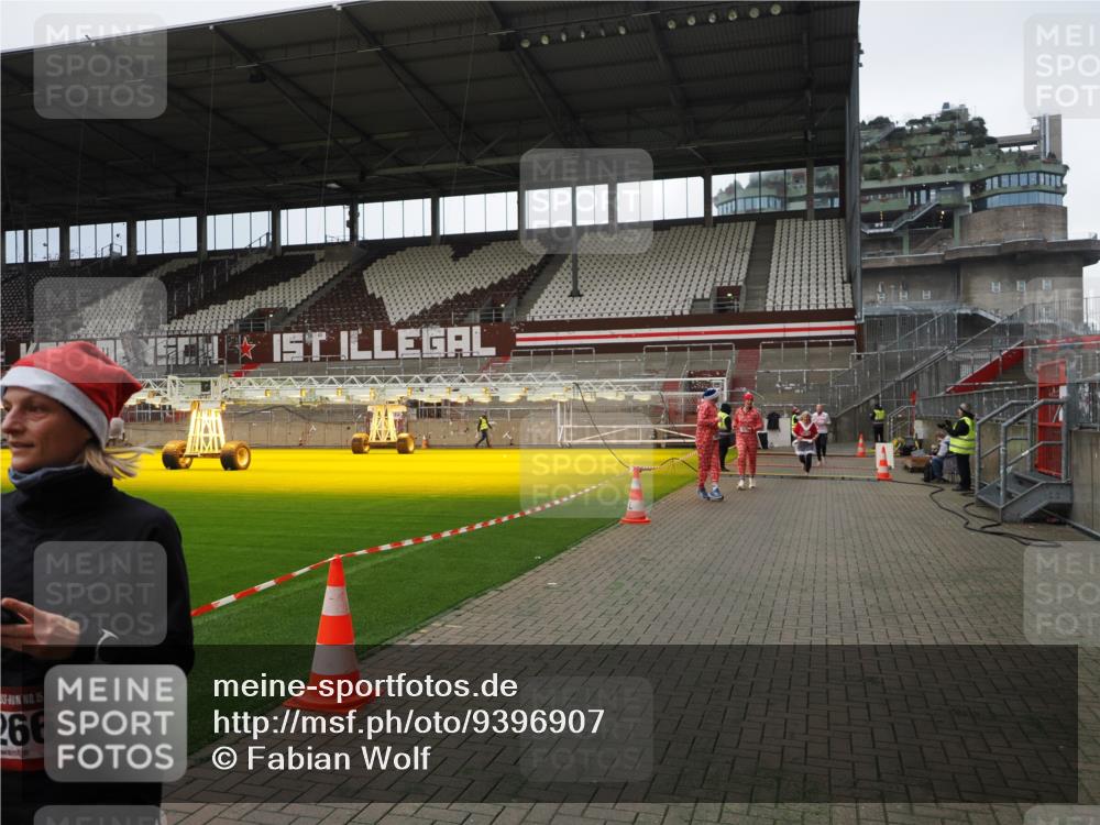07.12.2025 - St. Pauli X-Mass-Run No. 15 Fabian Wolf http://msf.ph/oto/9396907 07.12.2025 10:41:58 Ziel 141, 322, 968, 1266, 1674, 1675, 1676, 2563, 2829, 2831 meine-sportfotos.de
