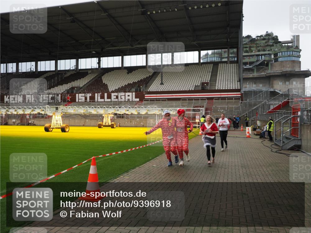 07.12.2025 - St. Pauli X-Mass-Run No. 15 Fabian Wolf http://msf.ph/oto/9396918 07.12.2025 10:42:03 Ziel 968, 1266, 1674, 1675, 1676, 2829, 2831 meine-sportfotos.de