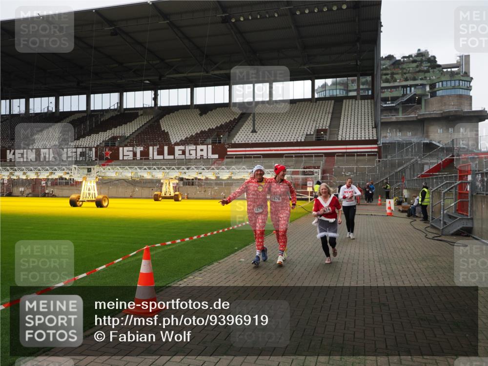 07.12.2025 - St. Pauli X-Mass-Run No. 15 Fabian Wolf http://msf.ph/oto/9396919 07.12.2025 10:42:03 Ziel 968, 1266, 1674, 1675, 1676, 2829, 2831 meine-sportfotos.de