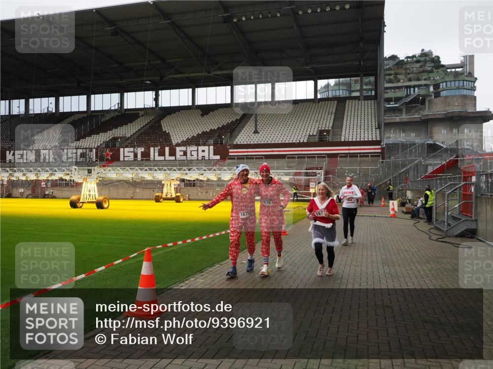 07.12.2025 - St. Pauli X-Mass-Run No. 15 Fabian Wolf http://msf.ph/oto/9396921 07.12.2025 10:42:04 Ziel 968, 1266, 1674, 1675, 1676, 2829, 2831 meine-sportfotos.de