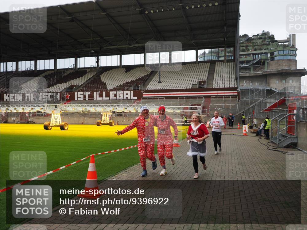 07.12.2025 - St. Pauli X-Mass-Run No. 15 Fabian Wolf http://msf.ph/oto/9396922 07.12.2025 10:42:04 Ziel 968, 1266, 1674, 1675, 1676, 2829, 2831 meine-sportfotos.de