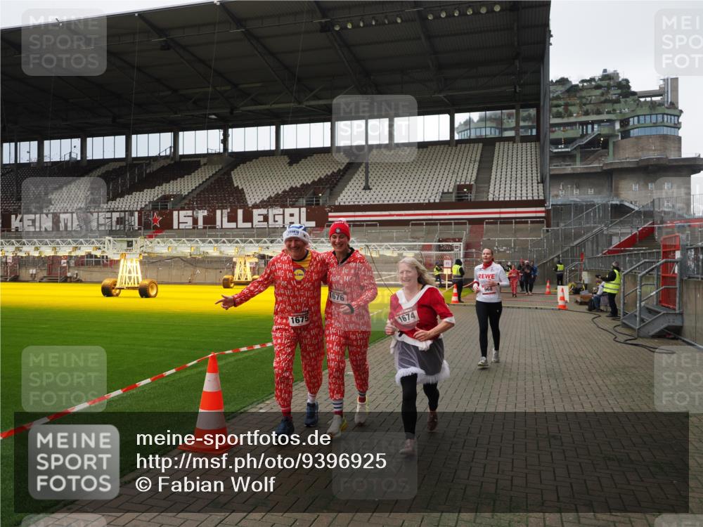 07.12.2025 - St. Pauli X-Mass-Run No. 15 Fabian Wolf http://msf.ph/oto/9396925 07.12.2025 10:42:05 Ziel 968, 1266, 1674, 1675, 1676, 2829, 2831, 4045, 4046 meine-sportfotos.de