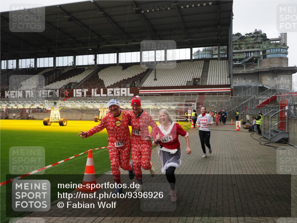 07.12.2025 - St. Pauli X-Mass-Run No. 15 Fabian Wolf http://msf.ph/oto/9396926 07.12.2025 10:42:05 Ziel 968, 1266, 1674, 1675, 1676, 2829, 2831, 4045, 4046 meine-sportfotos.de