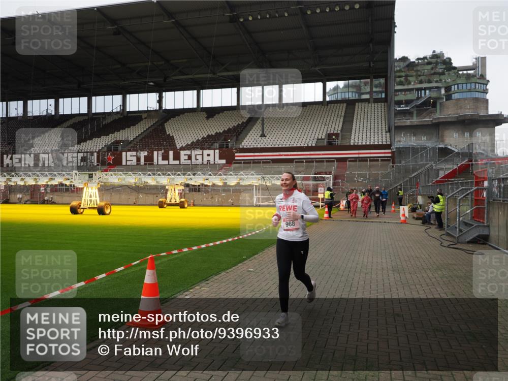 07.12.2025 - St. Pauli X-Mass-Run No. 15 Fabian Wolf http://msf.ph/oto/9396933 07.12.2025 10:42:06 Ziel 968, 1266, 1674, 1675, 1676, 2829, 2831, 4045, 4046, 4441 meine-sportfotos.de