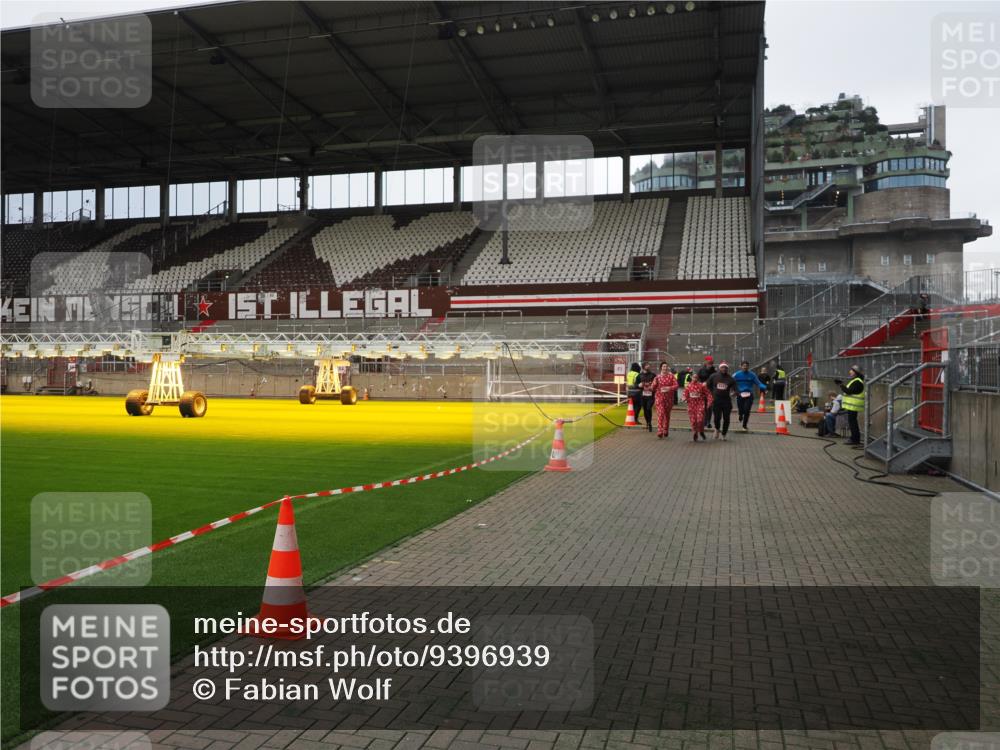 07.12.2025 - St. Pauli X-Mass-Run No. 15 Fabian Wolf http://msf.ph/oto/9396939 07.12.2025 10:42:09 Ziel 968, 1674, 1675, 1676, 2261, 2831, 3042, 4045, 4046, 4441, 4622 meine-sportfotos.de