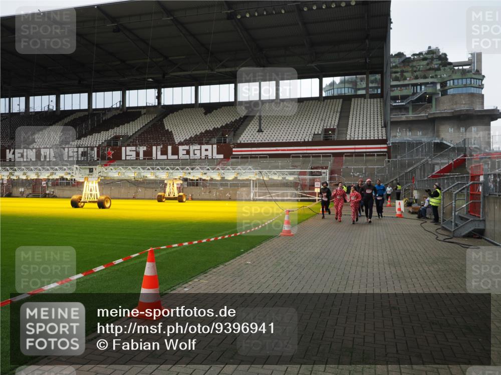 07.12.2025 - St. Pauli X-Mass-Run No. 15 Fabian Wolf http://msf.ph/oto/9396941 07.12.2025 10:42:09 Ziel 968, 1674, 1675, 1676, 2261, 2831, 3042, 4045, 4046, 4441, 4622 meine-sportfotos.de