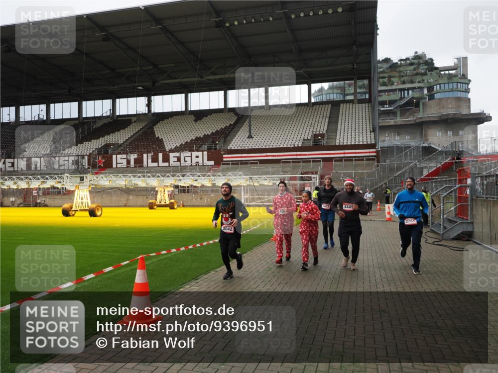 07.12.2025 - St. Pauli X-Mass-Run No. 15 Fabian Wolf http://msf.ph/oto/9396951 07.12.2025 10:42:13 Ziel 116, 968, 1438, 1674, 1675, 1676, 2261, 3042, 4045, 4046, 4441, 4622 meine-sportfotos.de