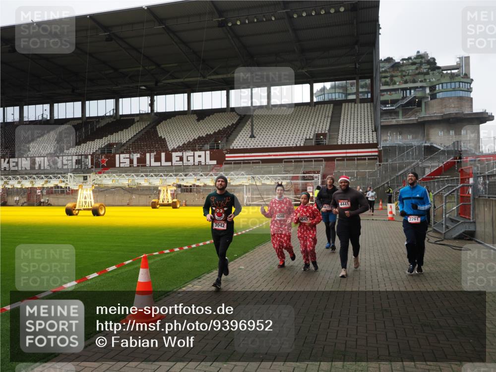 07.12.2025 - St. Pauli X-Mass-Run No. 15 Fabian Wolf http://msf.ph/oto/9396952 07.12.2025 10:42:14 Ziel 116, 968, 1438, 1674, 1676, 2261, 3042, 4045, 4046, 4441, 4622 meine-sportfotos.de