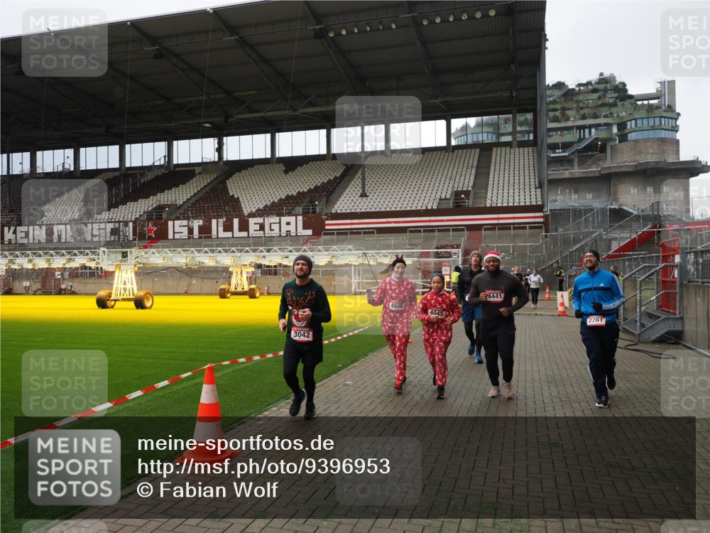 07.12.2025 - St. Pauli X-Mass-Run No. 15 Fabian Wolf http://msf.ph/oto/9396953 07.12.2025 10:42:14 Ziel 116, 968, 1438, 1674, 1676, 2261, 3042, 4045, 4046, 4441, 4622 meine-sportfotos.de
