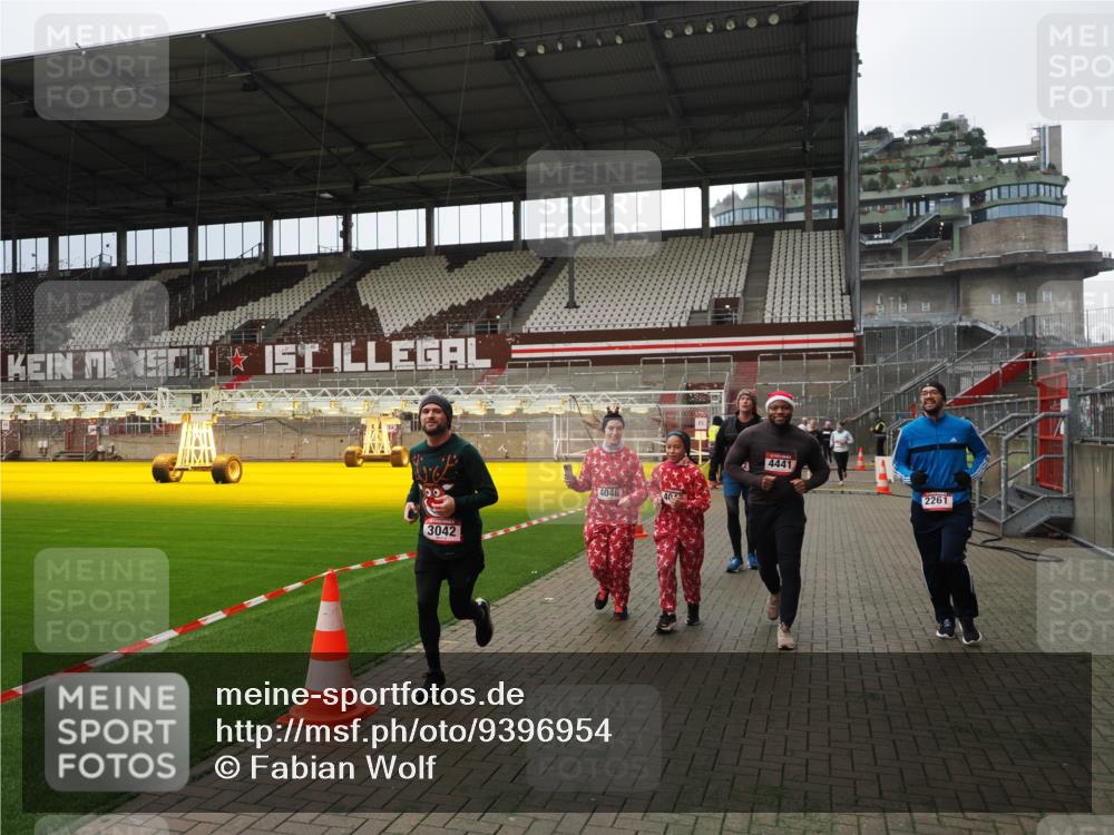 07.12.2025 - St. Pauli X-Mass-Run No. 15 Fabian Wolf http://msf.ph/oto/9396954 07.12.2025 10:42:14 Ziel 116, 968, 1438, 1674, 1676, 2261, 3042, 4045, 4046, 4441, 4622 meine-sportfotos.de
