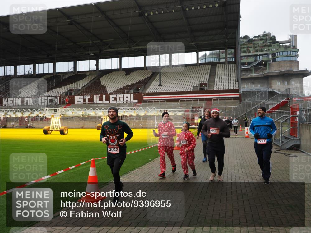 07.12.2025 - St. Pauli X-Mass-Run No. 15 Fabian Wolf http://msf.ph/oto/9396955 07.12.2025 10:42:14 Ziel 116, 968, 1438, 1674, 1676, 2261, 3042, 4045, 4046, 4441, 4622 meine-sportfotos.de