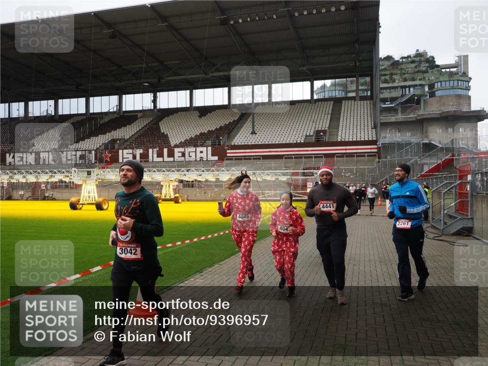 07.12.2025 - St. Pauli X-Mass-Run No. 15 Fabian Wolf http://msf.ph/oto/9396957 07.12.2025 10:42:15 Ziel 116, 968, 1438, 1674, 1676, 2261, 3042, 4045, 4046, 4441, 4622 meine-sportfotos.de