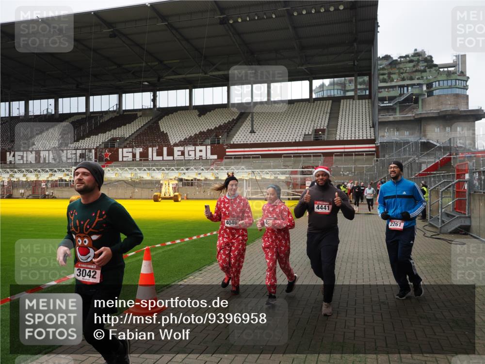 07.12.2025 - St. Pauli X-Mass-Run No. 15 Fabian Wolf http://msf.ph/oto/9396958 07.12.2025 10:42:15 Ziel 116, 968, 1438, 1674, 1676, 2261, 3042, 4045, 4046, 4441, 4622 meine-sportfotos.de