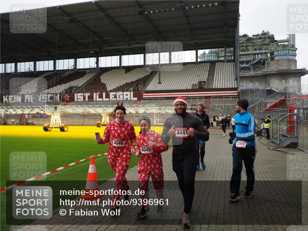 07.12.2025 - St. Pauli X-Mass-Run No. 15 Fabian Wolf http://msf.ph/oto/9396961 07.12.2025 10:42:15 Ziel 116, 968, 1438, 1674, 1676, 2261, 3042, 4045, 4046, 4441, 4622 meine-sportfotos.de