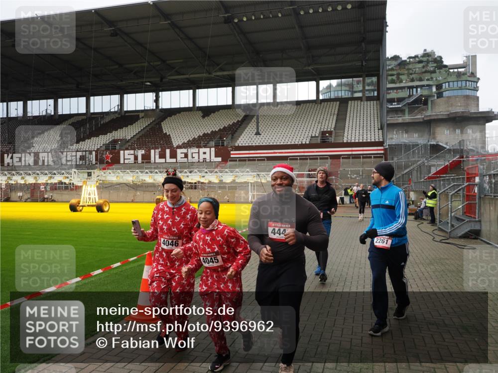 07.12.2025 - St. Pauli X-Mass-Run No. 15 Fabian Wolf http://msf.ph/oto/9396962 07.12.2025 10:42:16 Ziel 116, 968, 1438, 1674, 2261, 3042, 4045, 4046, 4441, 4622 meine-sportfotos.de