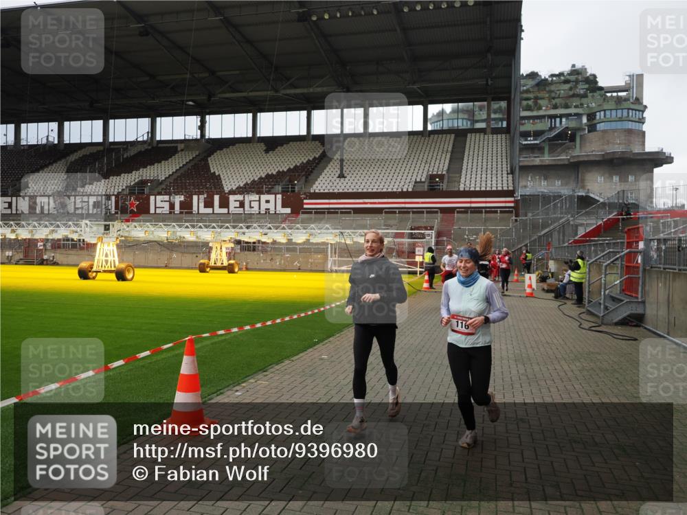 07.12.2025 - St. Pauli X-Mass-Run No. 15 Fabian Wolf http://msf.ph/oto/9396980 07.12.2025 10:42:21 Ziel 116, 563, 1272, 1438, 2013, 2157, 2261, 2931, 3042, 3399, 4045, 4046, 4441, 4622 meine-sportfotos.de