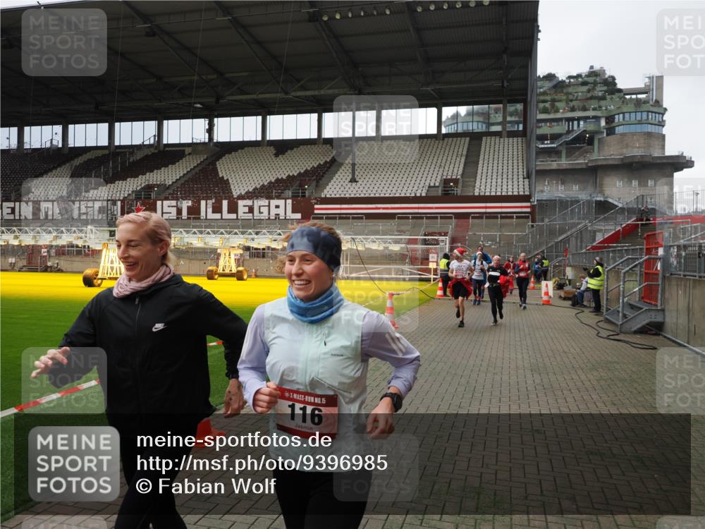 07.12.2025 - St. Pauli X-Mass-Run No. 15 Fabian Wolf http://msf.ph/oto/9396985 07.12.2025 10:42:22 Ziel 116, 563, 1272, 1438, 2013, 2157, 2261, 2722, 2931, 3042, 3399, 4045, 4046, 4441, 4622 meine-sportfotos.de