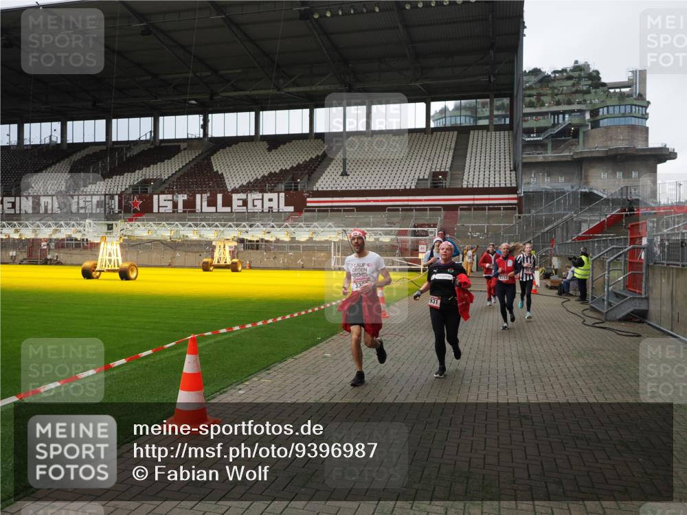 07.12.2025 - St. Pauli X-Mass-Run No. 15 Fabian Wolf http://msf.ph/oto/9396987 07.12.2025 10:42:24 Ziel 116, 563, 1272, 1438, 2013, 2157, 2261, 2722, 2931, 3042, 3399, 4045, 4046, 4441, 4622 meine-sportfotos.de