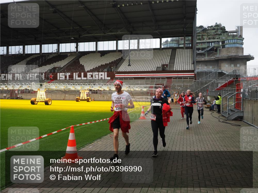 07.12.2025 - St. Pauli X-Mass-Run No. 15 Fabian Wolf http://msf.ph/oto/9396990 07.12.2025 10:42:25 Ziel 116, 563, 1272, 1438, 2013, 2157, 2261, 2722, 2931, 3042, 3399, 4045, 4046, 4441, 4622 meine-sportfotos.de