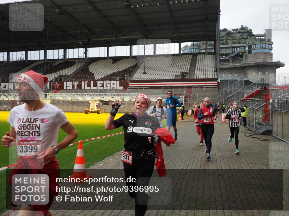 07.12.2025 - St. Pauli X-Mass-Run No. 15 Fabian Wolf http://msf.ph/oto/9396995 07.12.2025 10:42:26 Ziel 116, 563, 1272, 1358, 1438, 2012, 2013, 2157, 2261, 2722, 2931, 3042, 3399, 4441, 4622 meine-sportfotos.de