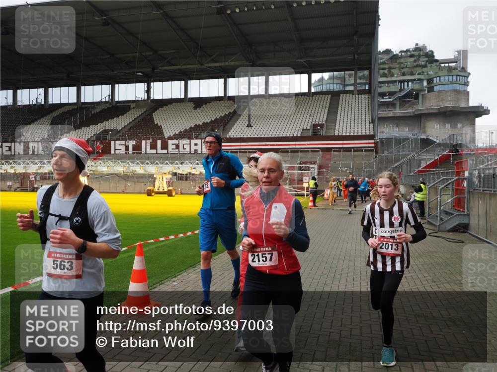 07.12.2025 - St. Pauli X-Mass-Run No. 15 Fabian Wolf http://msf.ph/oto/9397003 07.12.2025 10:42:27 Ziel 116, 563, 1272, 1358, 1434, 1438, 2012, 2013, 2157, 2261, 2722, 2931, 3042, 3399, 4622 meine-sportfotos.de