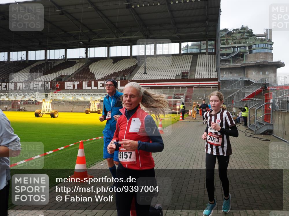 07.12.2025 - St. Pauli X-Mass-Run No. 15 Fabian Wolf http://msf.ph/oto/9397004 07.12.2025 10:42:28 Ziel 116, 563, 1272, 1358, 1434, 1438, 2012, 2013, 2157, 2621, 2622, 2722, 2931, 3399 meine-sportfotos.de