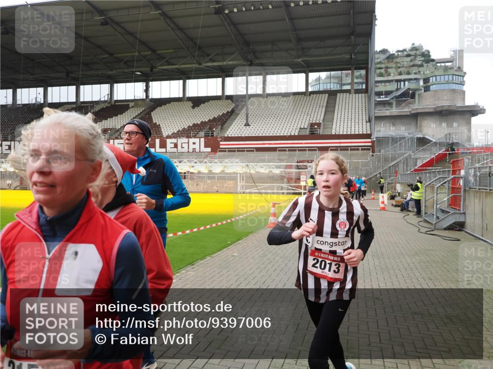 07.12.2025 - St. Pauli X-Mass-Run No. 15 Fabian Wolf http://msf.ph/oto/9397006 07.12.2025 10:42:28 Ziel 116, 563, 1272, 1358, 1434, 1438, 2012, 2013, 2157, 2621, 2622, 2722, 2931, 3399 meine-sportfotos.de