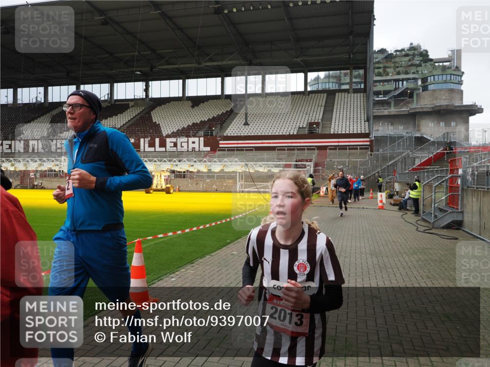 07.12.2025 - St. Pauli X-Mass-Run No. 15 Fabian Wolf http://msf.ph/oto/9397007 07.12.2025 10:42:28 Ziel 116, 563, 1272, 1358, 1434, 1438, 2012, 2013, 2157, 2621, 2622, 2722, 2931, 3399 meine-sportfotos.de