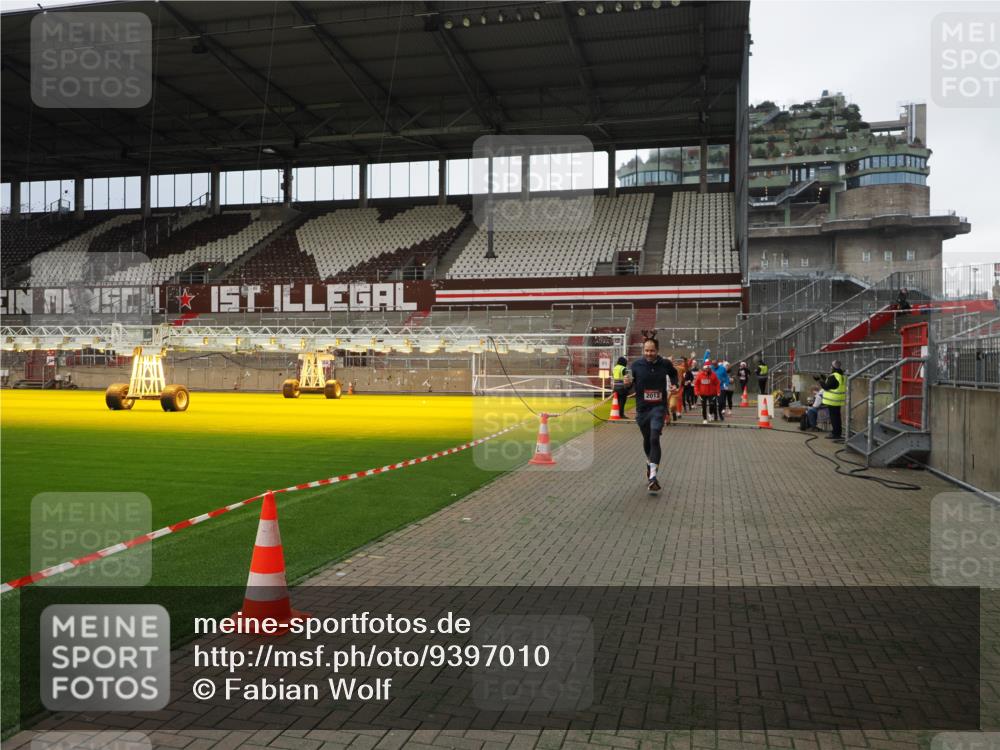 07.12.2025 - St. Pauli X-Mass-Run No. 15 Fabian Wolf http://msf.ph/oto/9397010 07.12.2025 10:42:30 Ziel 116, 563, 1272, 1358, 1434, 1438, 2012, 2013, 2157, 2621, 2622, 2722, 2931, 3399, 4394 meine-sportfotos.de