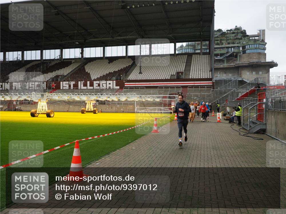 07.12.2025 - St. Pauli X-Mass-Run No. 15 Fabian Wolf http://msf.ph/oto/9397012 07.12.2025 10:42:30 Ziel 116, 563, 1272, 1358, 1434, 1438, 2012, 2013, 2157, 2621, 2622, 2722, 2931, 3399, 4394 meine-sportfotos.de