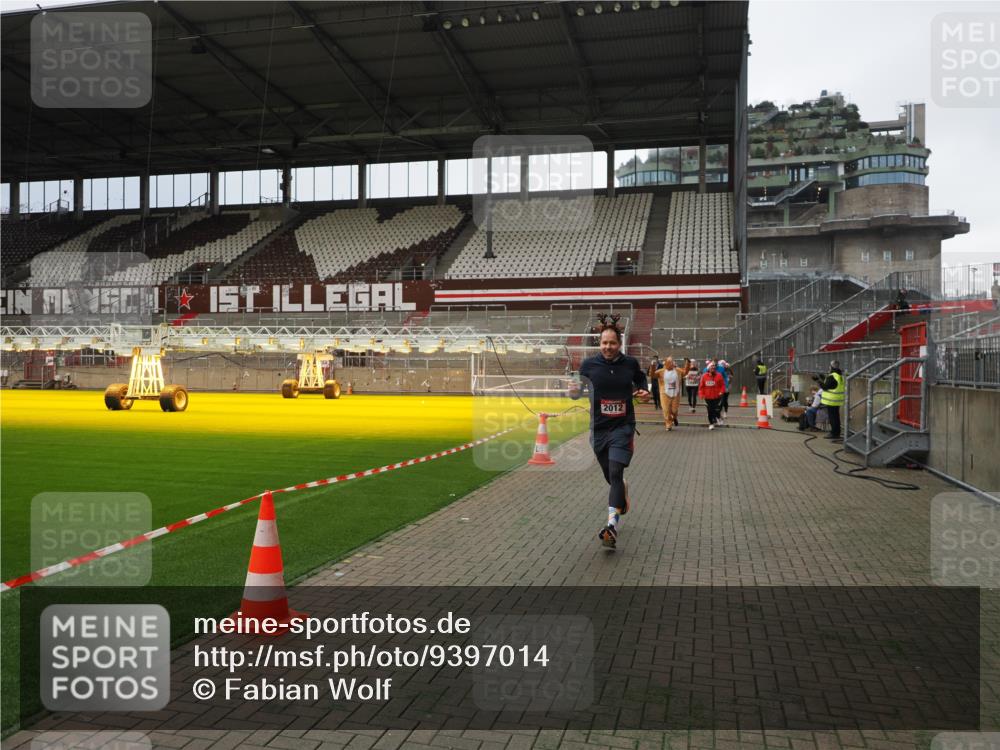 07.12.2025 - St. Pauli X-Mass-Run No. 15 Fabian Wolf http://msf.ph/oto/9397014 07.12.2025 10:42:31 Ziel 116, 519, 563, 1272, 1358, 1434, 1438, 2012, 2013, 2155, 2157, 2621, 2622, 2722, 2931, 3399, 4394 meine-sportfotos.de