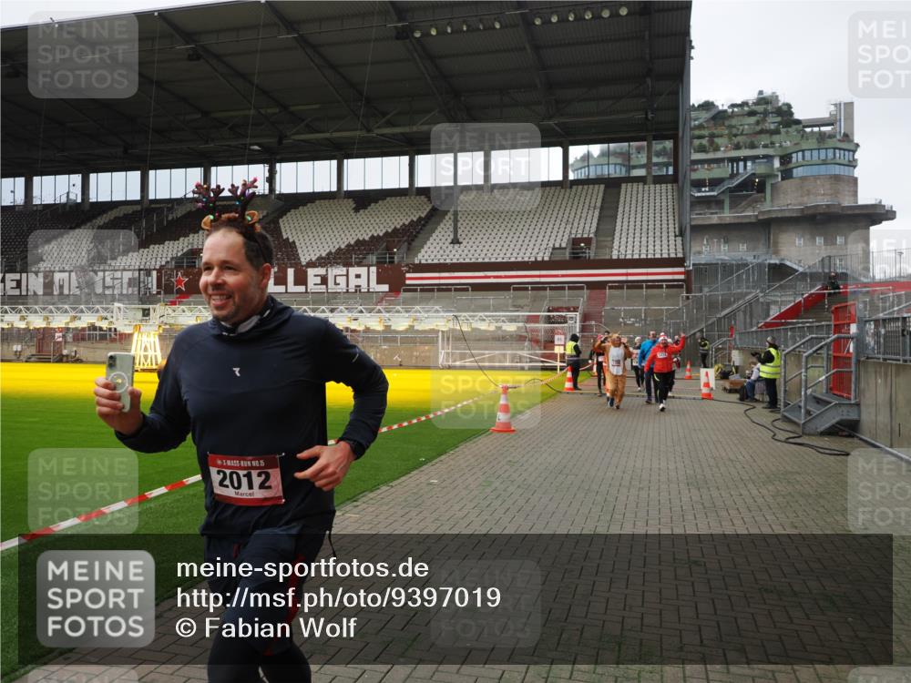 07.12.2025 - St. Pauli X-Mass-Run No. 15 Fabian Wolf http://msf.ph/oto/9397019 07.12.2025 10:42:32 Ziel 116, 519, 563, 625, 1272, 1358, 1434, 1438, 2012, 2013, 2155, 2157, 2621, 2622, 2722, 2931, 3399, 4394 meine-sportfotos.de