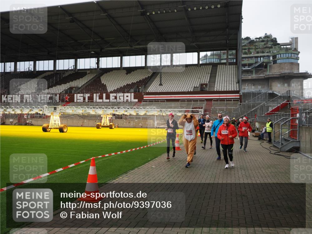 07.12.2025 - St. Pauli X-Mass-Run No. 15 Fabian Wolf http://msf.ph/oto/9397036 07.12.2025 10:42:36 Ziel 519, 563, 625, 1272, 1358, 1434, 2012, 2013, 2061, 2155, 2157, 2621, 2622, 2722, 2931, 3399, 4394, 4594 meine-sportfotos.de