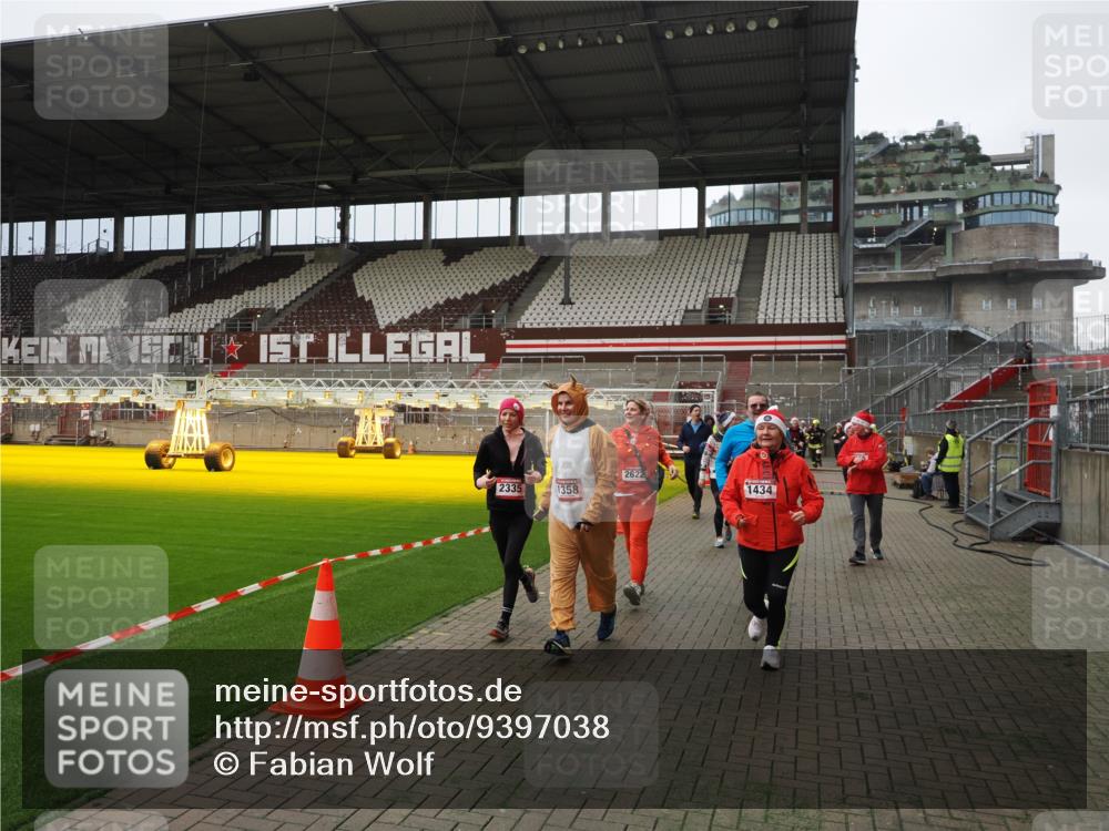 07.12.2025 - St. Pauli X-Mass-Run No. 15 Fabian Wolf http://msf.ph/oto/9397038 07.12.2025 10:42:37 Ziel 519, 563, 625, 1272, 1358, 1434, 2012, 2013, 2061, 2155, 2157, 2621, 2622, 2722, 2931, 3399, 4394, 4594 meine-sportfotos.de