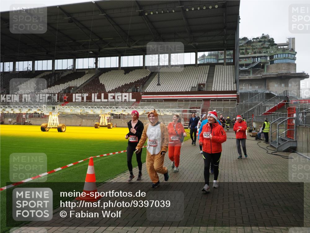07.12.2025 - St. Pauli X-Mass-Run No. 15 Fabian Wolf http://msf.ph/oto/9397039 07.12.2025 10:42:38 Ziel 519, 563, 625, 1272, 1358, 1434, 2012, 2013, 2061, 2155, 2157, 2621, 2622, 2722, 2931, 4394, 4594 meine-sportfotos.de