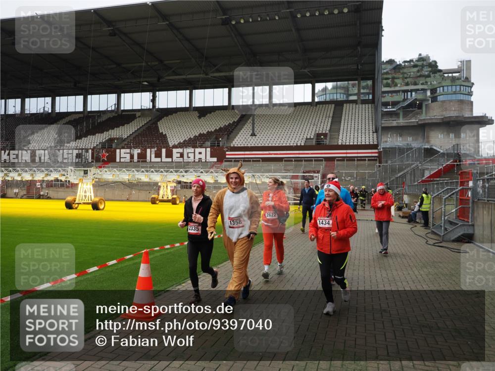07.12.2025 - St. Pauli X-Mass-Run No. 15 Fabian Wolf http://msf.ph/oto/9397040 07.12.2025 10:42:38 Ziel 519, 563, 625, 1272, 1358, 1434, 2012, 2013, 2061, 2155, 2157, 2621, 2622, 2722, 2931, 4394, 4594 meine-sportfotos.de
