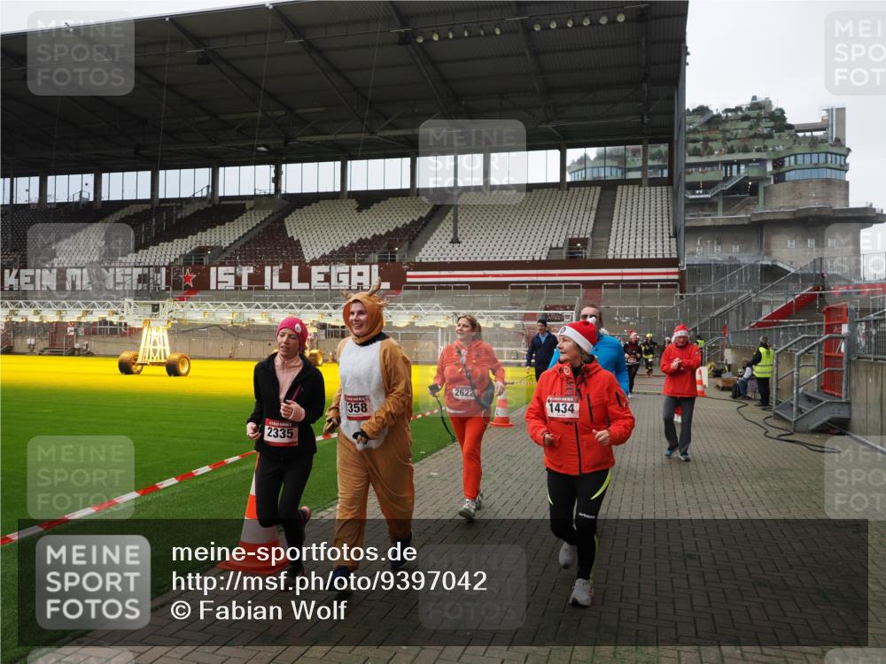07.12.2025 - St. Pauli X-Mass-Run No. 15 Fabian Wolf http://msf.ph/oto/9397042 07.12.2025 10:42:38 Ziel 519, 563, 625, 1272, 1358, 1434, 2012, 2013, 2061, 2155, 2157, 2621, 2622, 2722, 2931, 4394, 4594 meine-sportfotos.de
