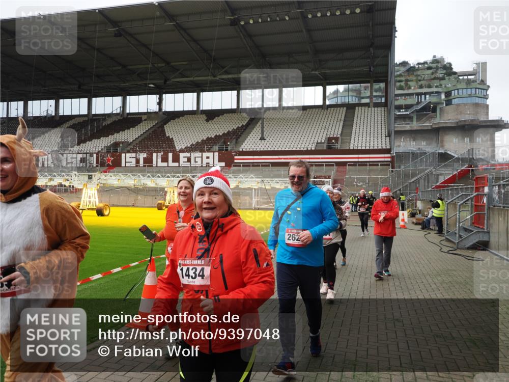 07.12.2025 - St. Pauli X-Mass-Run No. 15 Fabian Wolf http://msf.ph/oto/9397048 07.12.2025 10:42:39 Ziel 519, 563, 625, 1272, 1358, 1434, 2012, 2013, 2061, 2155, 2157, 2621, 2622, 2722, 4394, 4594 meine-sportfotos.de