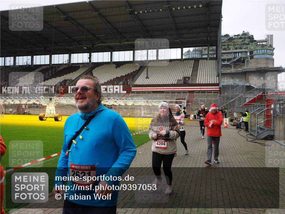 07.12.2025 - St. Pauli X-Mass-Run No. 15 Fabian Wolf http://msf.ph/oto/9397053 07.12.2025 10:42:40 Ziel 519, 563, 598, 625, 1272, 1358, 1434, 2012, 2013, 2061, 2155, 2621, 2622, 2722, 4394, 4594 meine-sportfotos.de