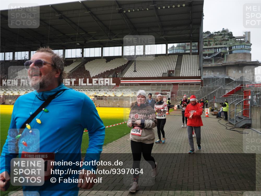 07.12.2025 - St. Pauli X-Mass-Run No. 15 Fabian Wolf http://msf.ph/oto/9397054 07.12.2025 10:42:41 Ziel 519, 598, 604, 625, 1358, 1434, 1758, 2012, 2061, 2155, 2621, 2622, 2722, 4394, 4594, 4857 meine-sportfotos.de