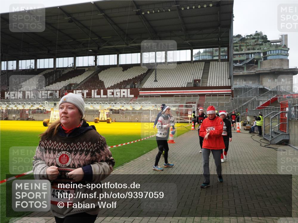 07.12.2025 - St. Pauli X-Mass-Run No. 15 Fabian Wolf http://msf.ph/oto/9397059 07.12.2025 10:42:42 Ziel 519, 598, 604, 625, 1358, 1434, 1758, 2012, 2061, 2155, 2621, 2622, 2722, 4394, 4594, 4857 meine-sportfotos.de